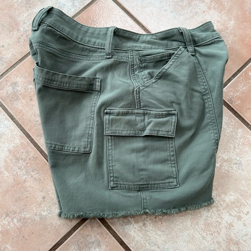 Maurice’s women’s canvas carpenter mid rise shorts size 6